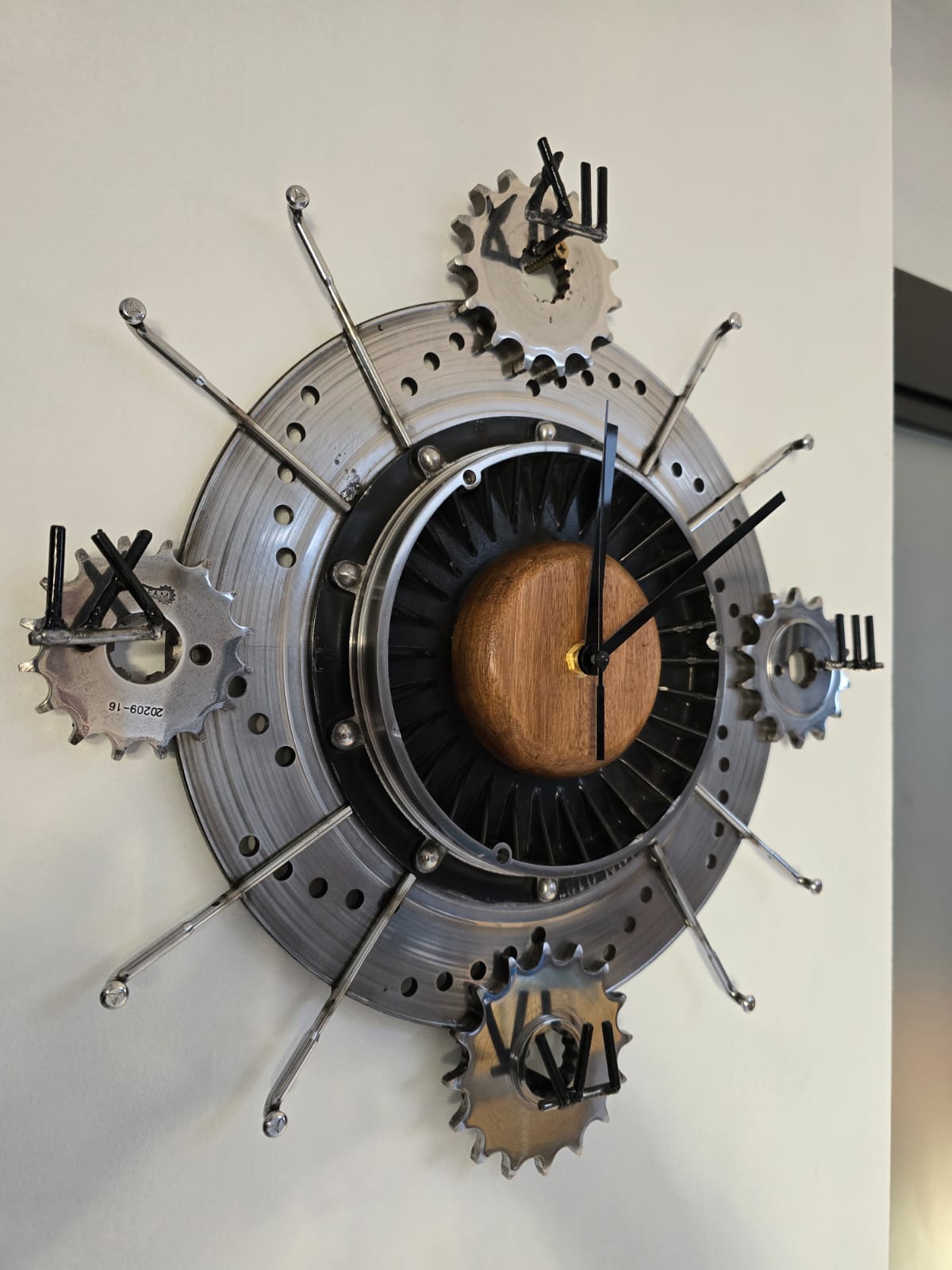Horloge murale rayonnante en disque de frein, pignons et bois